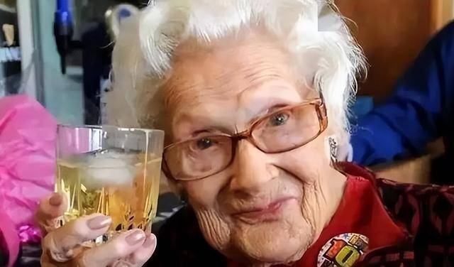 回顾法国90岁传奇老太用一份合同成功绑住精明男律师32年