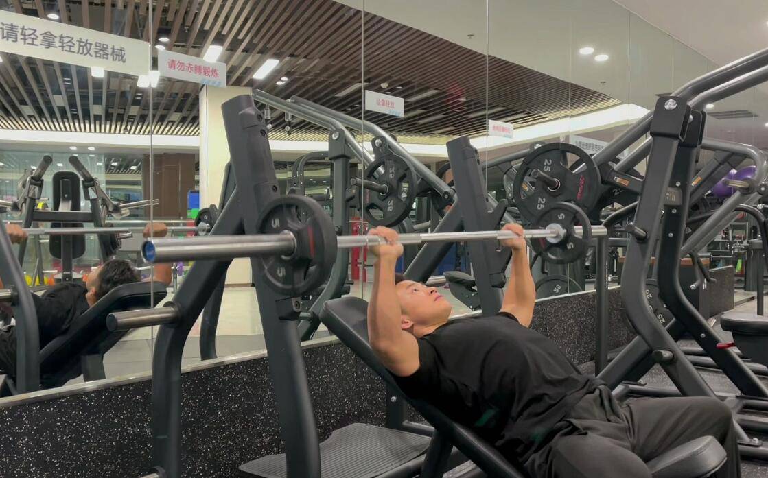 秘杠铃卧推:如何让胸部与手臂完美配合,打造完美身材!_肌肉_健身_黄强