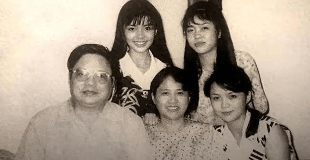 原创笑翻了央视主持朱迅现身西藏想到爸妈捂脸落泪孤单又脆弱惹人怜爱