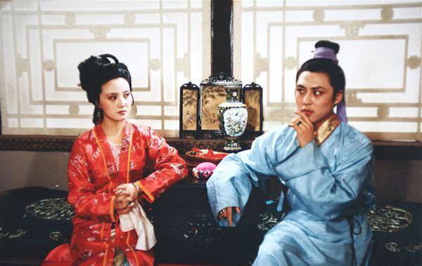 王熙凤和平儿出来散酒时,将贾琏和鲍二媳妇捉在了床上.