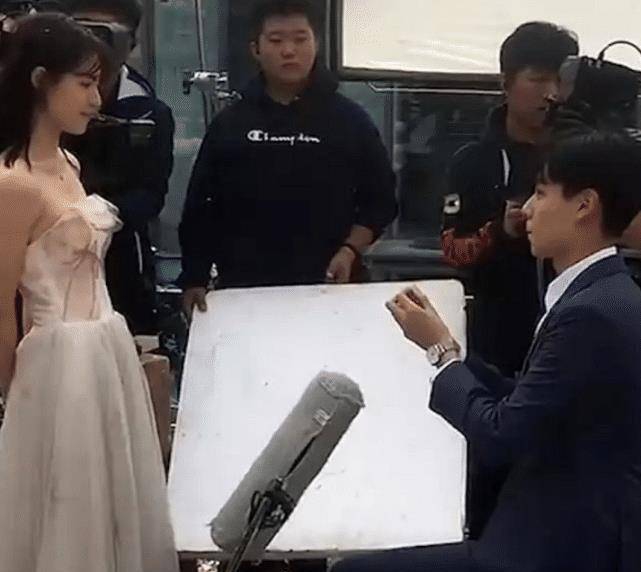 原创胡一天求婚女主单膝下跪时身高成焦点这真的是187的个子吗