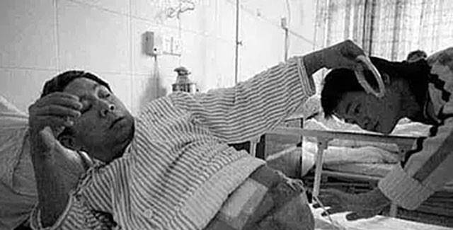 原创彭水林因车祸被削为78厘米妻子不离不弃今小孙女在手