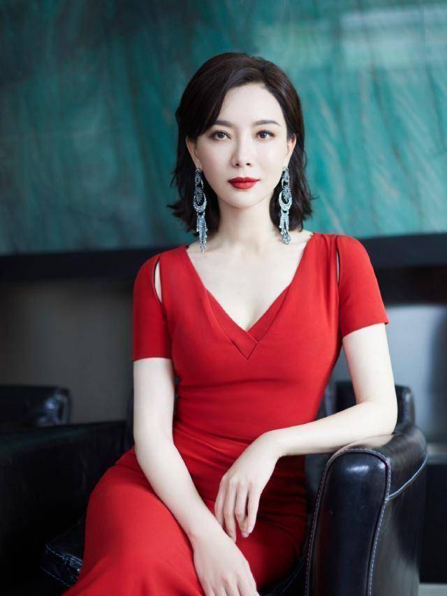 被陈数惊艳到了一身黑色连衣裙出席活动不俗气还气质满分