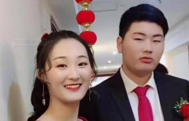朱之文儿子霸气护妻新婚妻子遭众人怼脸拍小伟揽妻入怀保护