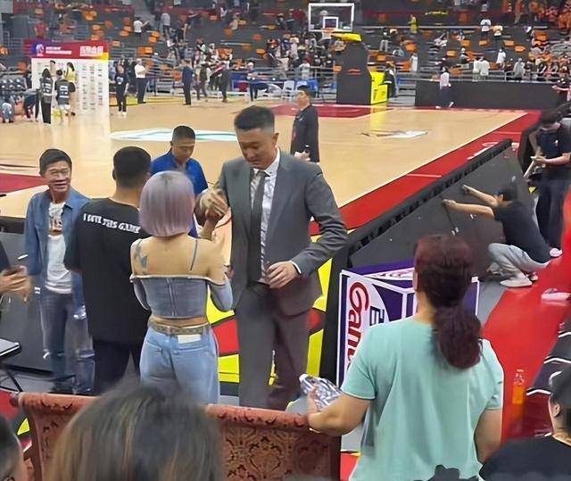 原创广东队老板娘吴迪管理团队的默默支持者与合同渊源