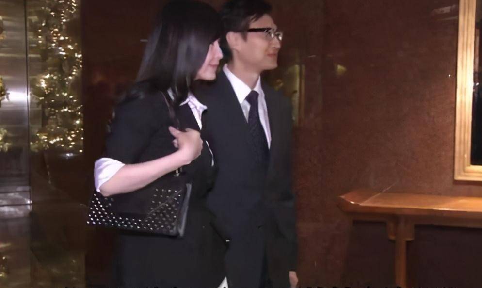 面对这样一个优秀男人的猛烈追求,陈法蓉无法拒绝,可是倪震却和自己的
