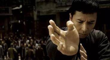 新作8天破5亿,李连杰是其师兄,今称不拍功夫片_甄子丹_叶问_李小龙