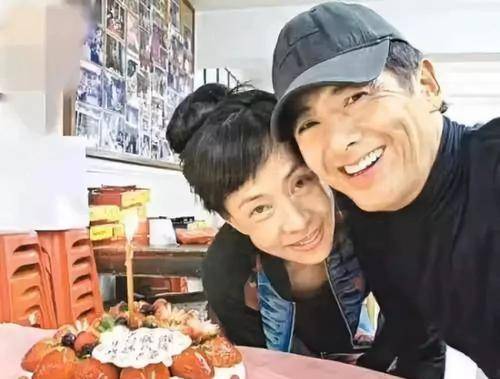 原创1983年周润发2次将前妻余安安赶回娘家忘了曾在婚礼上的誓言