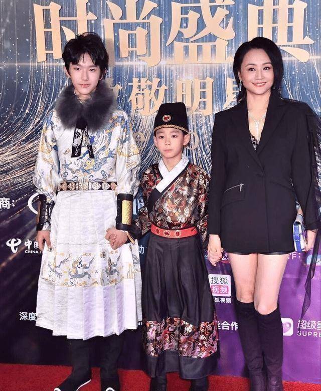 原创曹颖一家三口露面9岁儿子换新发型超清秀老公脸僵提不起精神