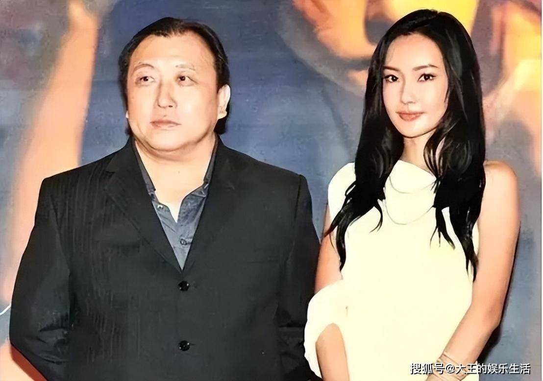 所以他不会放过这个机会,立马乘胜追击,拍了《澳门风云2》《澳门风云3