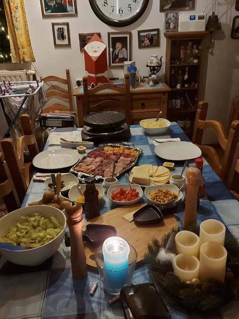 (在德国的晚餐)妈妈常年住在德国阳光充足的南部,在广州,除了天气有些