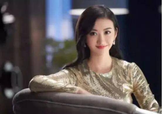 原创景甜分手后大转型穿无痕裙出行惹热议普通人谁敢尝试