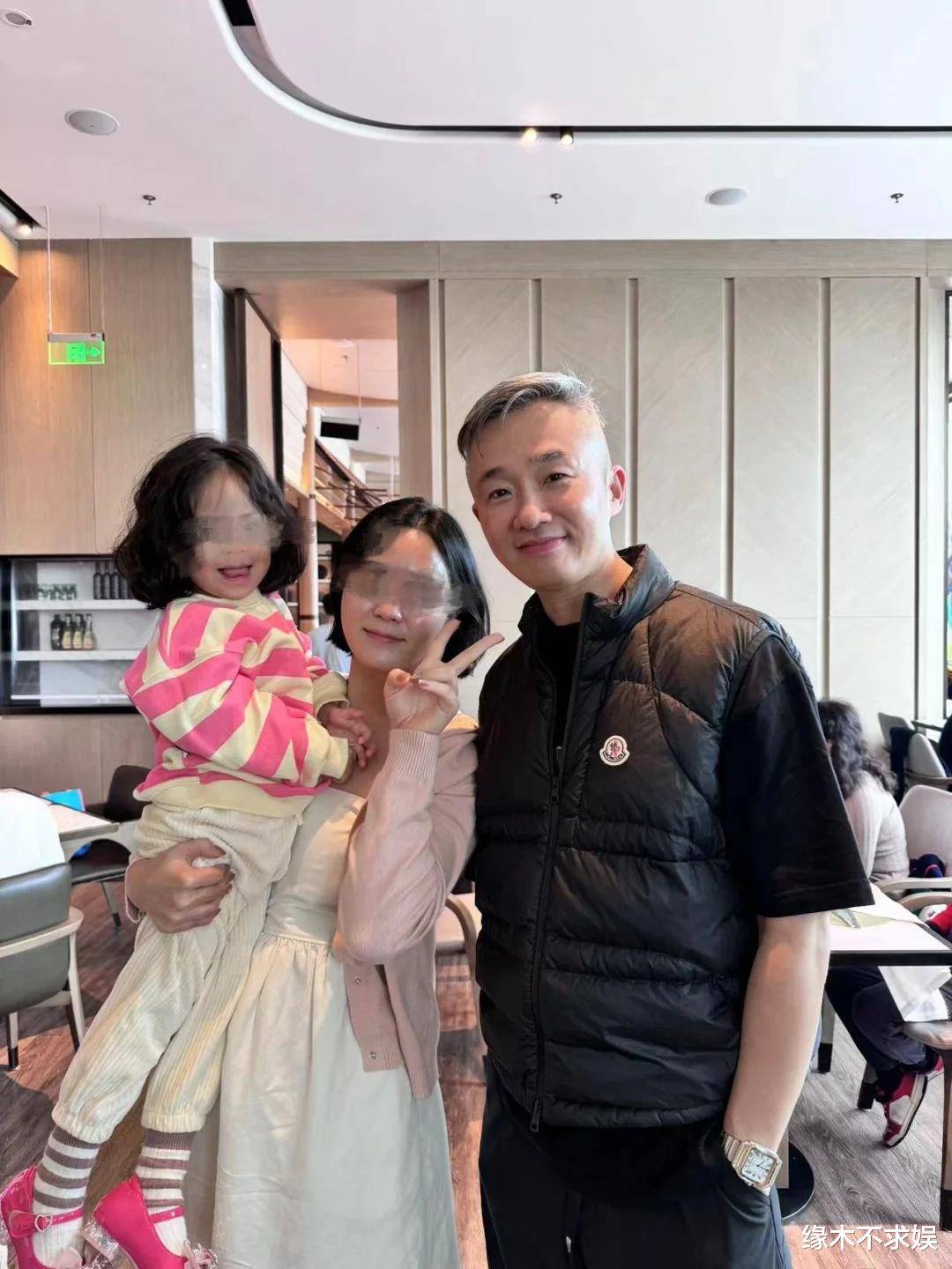 程雷喝下午茶被偶遇52岁仍年轻帅气养俩儿子还要还豪宅房贷