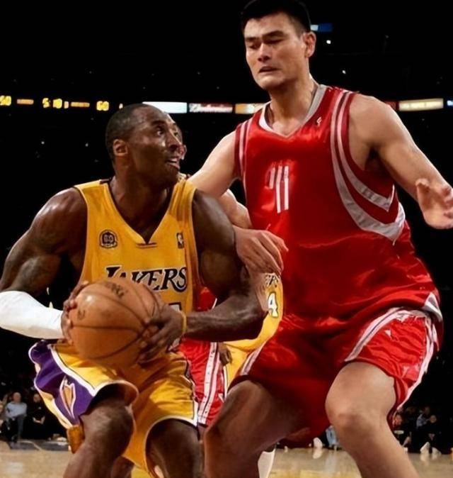 威少的体脂率极低,全身肌肉清晰可见,线条如同刻刀雕琢般清晰.