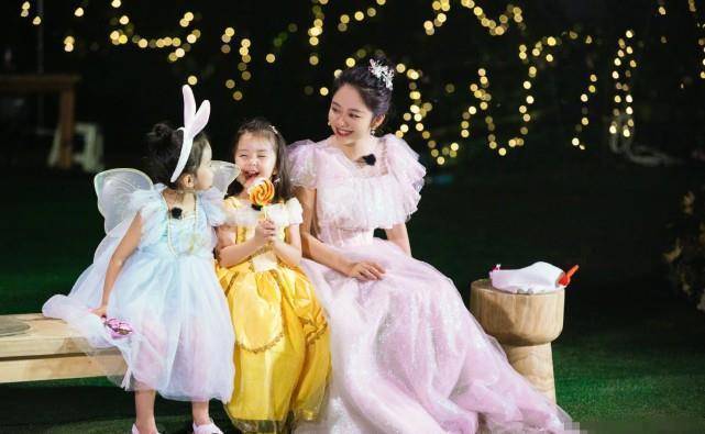 原创谭松韵不愧是迪士尼在逃公主穿玻璃糖纸公主裙笑容元气俏皮惹人爱