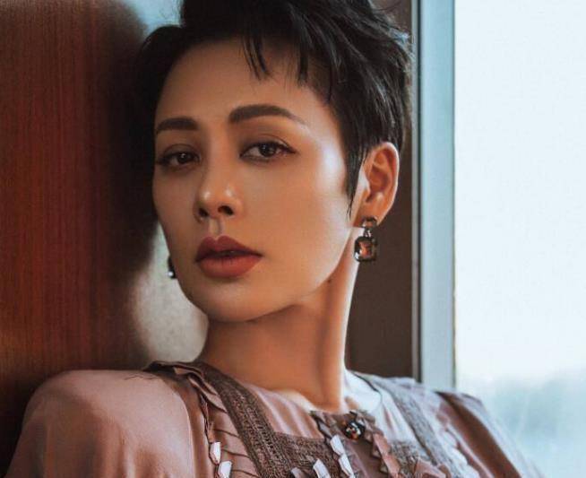 嫁给了国外人,生了一个混血儿子雷纳.