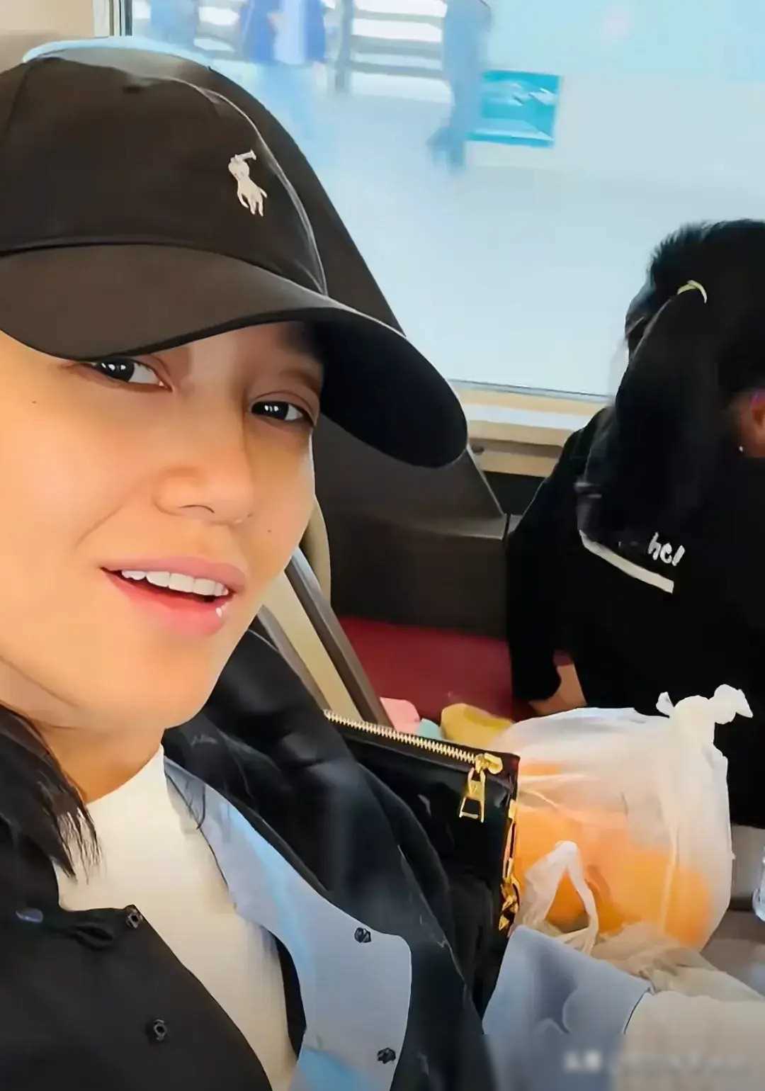 朱丹带一儿一女坐高铁塑料袋装橘子3岁儿子吃2元饼干太省钱