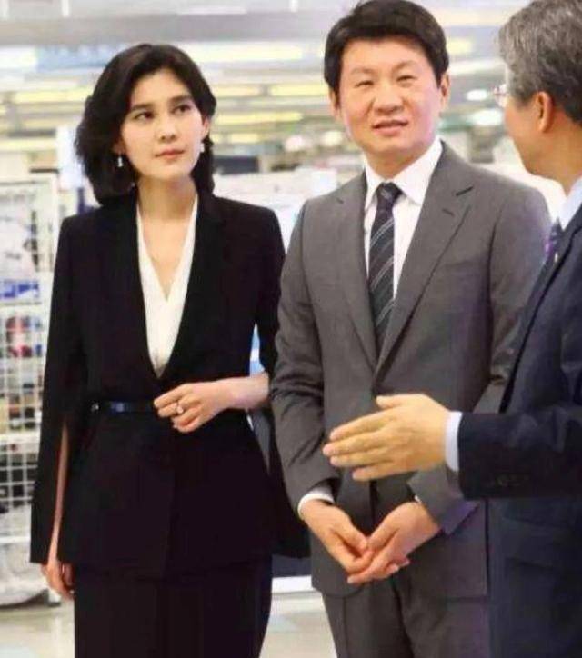 三星会长告别仪式阵仗大!李富真穿白衣憔悴不已,李在镕显大家长范_李