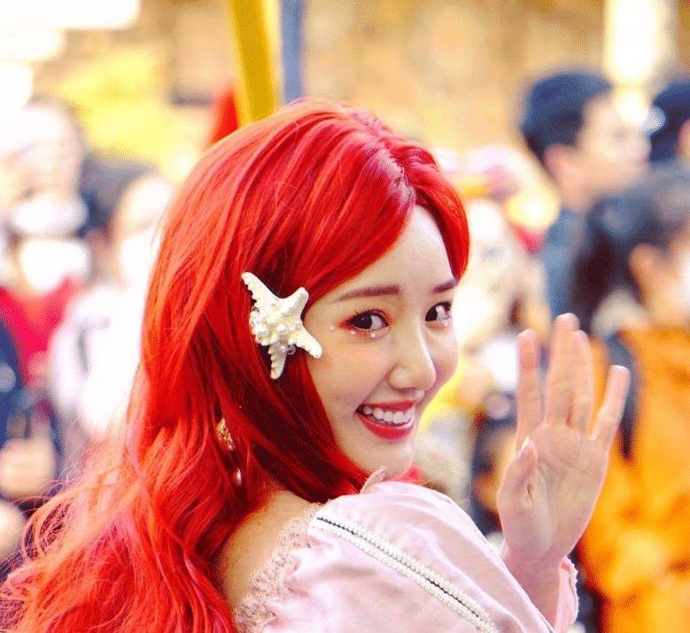 原创毛晓彤现身迪士尼看清美过精修的生图确定不是在逃公主吗