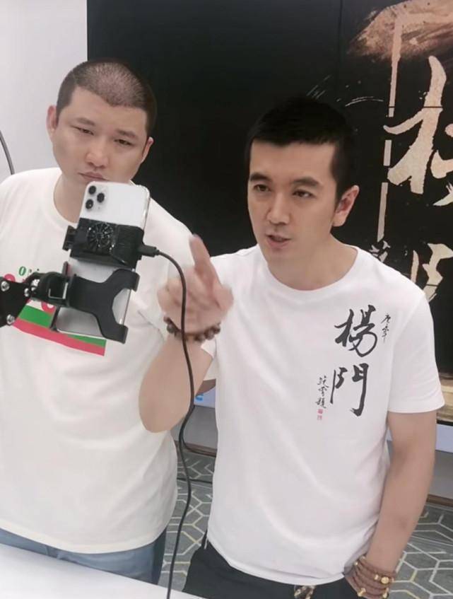 太掉价杨子为3千元硬拉黄圣依直播充门面还让其捏鼻辟谣整容