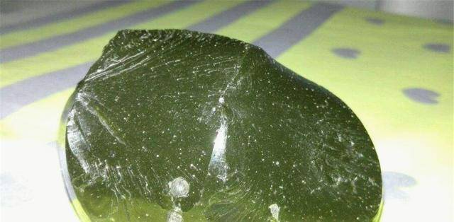 原创老张在田野捡了块黑石头拿到城里鉴定专家价值连城