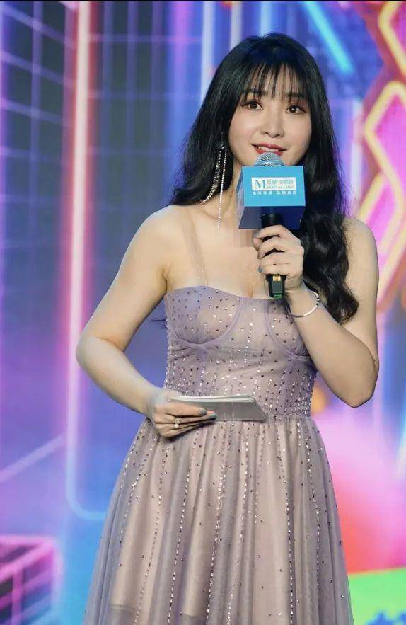 她穿的这条裙子是细吊带的,裙子很合她的身材.