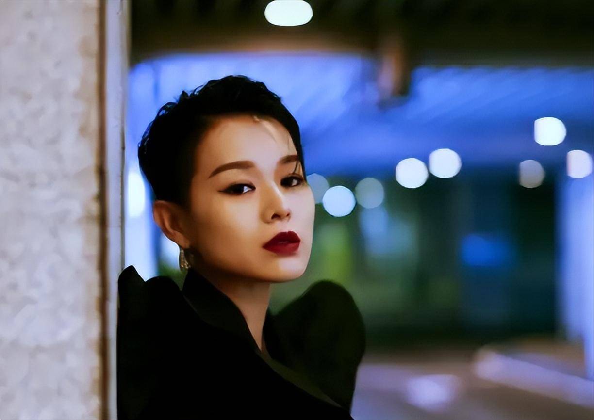 原创胡杏儿直播美照曝光颜值靓丽大长腿吸睛哪像生过3个孩子