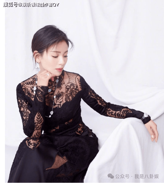 44岁刘涛真大胆!穿透明蕾丝裙迎来大突破,黄脸婆的年纪活成了少女模样