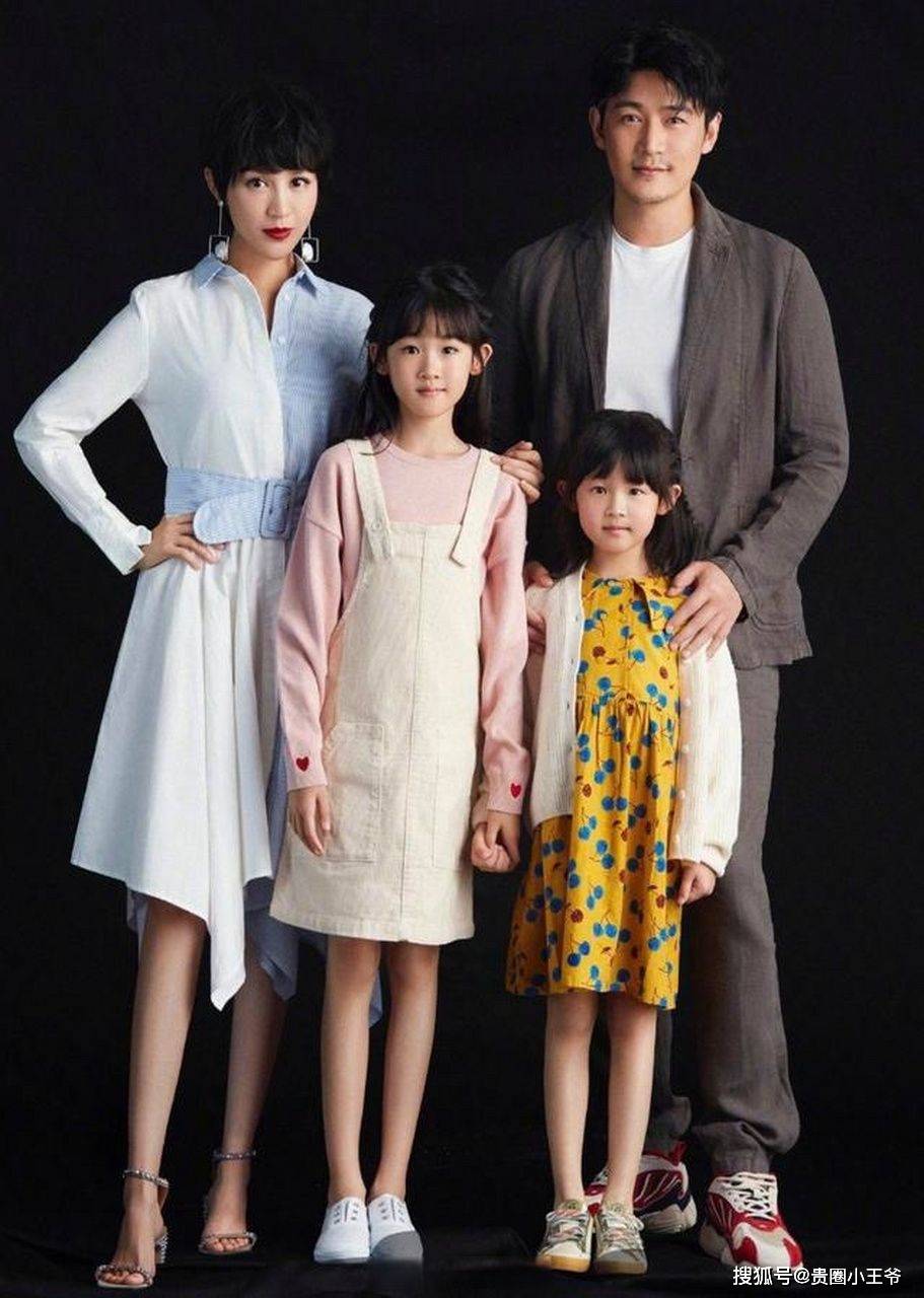 陆毅一家四口逛街被拍3个女孩子全是漫画腿只有陆毅身材最差