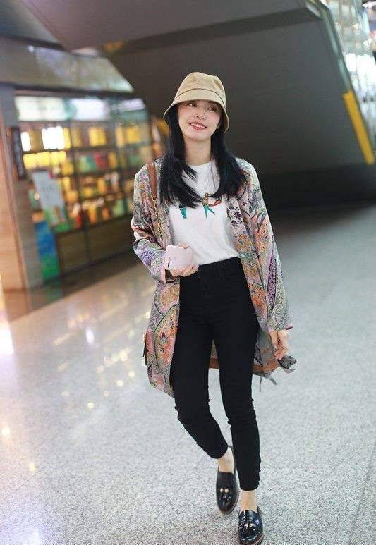 没有了团队包装姚晨穿牛仔裤腿粗成这样身材发福好真实啊