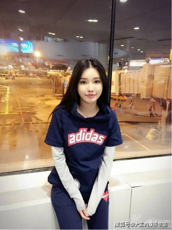 被王晶发掘时才大二,拍三部戏狂赚26亿票房,她是最美"晶女郎"_童菲来