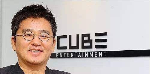 就在泫雅倍感迷茫时,jyp的高层洪胜成找到了她.
