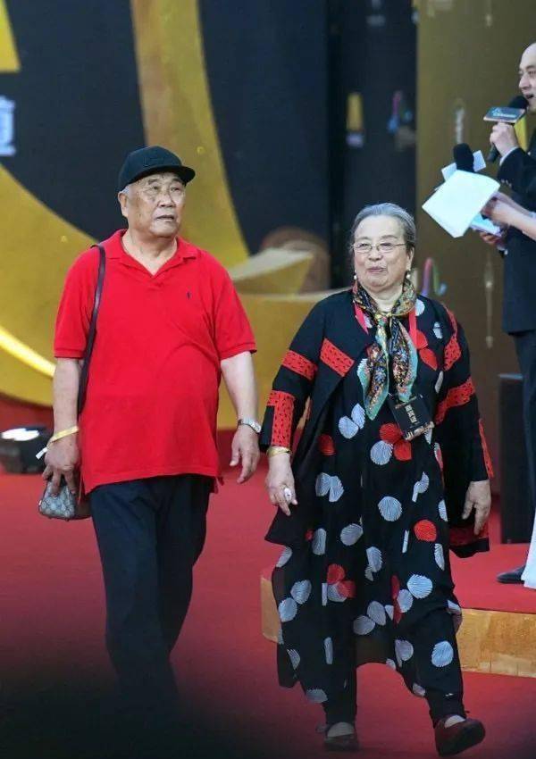 李明启白发苍苍参加会议,83岁这状态还很好,而且素颜看着舒服!
