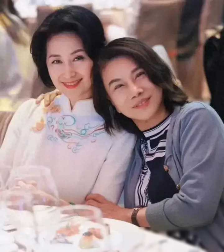 岁月中的优雅交锋:何超琼与董明珠同框时的气场与气质_陈百强_张国荣