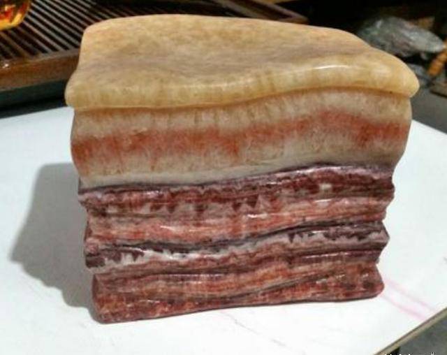 老汉捡到猪肉回家后才发现是石头专家鉴定后至少值100万