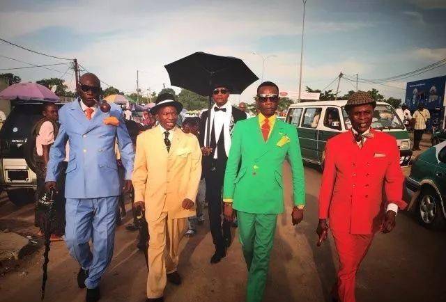 原创虚荣的刚果金吃不起饭住草房也要穿名牌戴名表国人难以理解