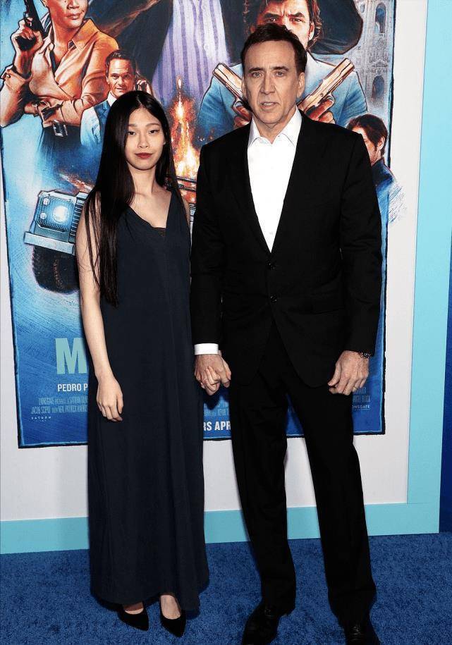 不过现在怀孕了,这样宽松的直筒裙,遮住孕肚还是不错的.