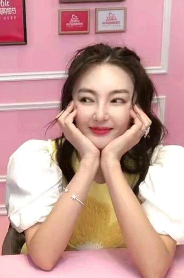 张雨绮直播被骂素质低下像"太妹",粉丝辟谣是男网红吐痰骂人_辛巴