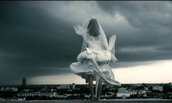 原创美国女子从86楼跳下被称为最美丽的天使坠落时被拍下