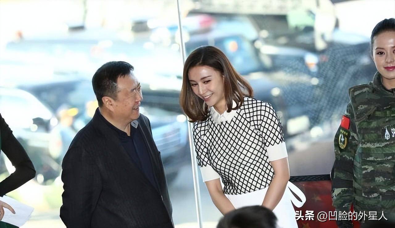 姑父另结新欢后,如今彻底沦为了18线小演员_尤小刚_邬靖靖_邬倩倩