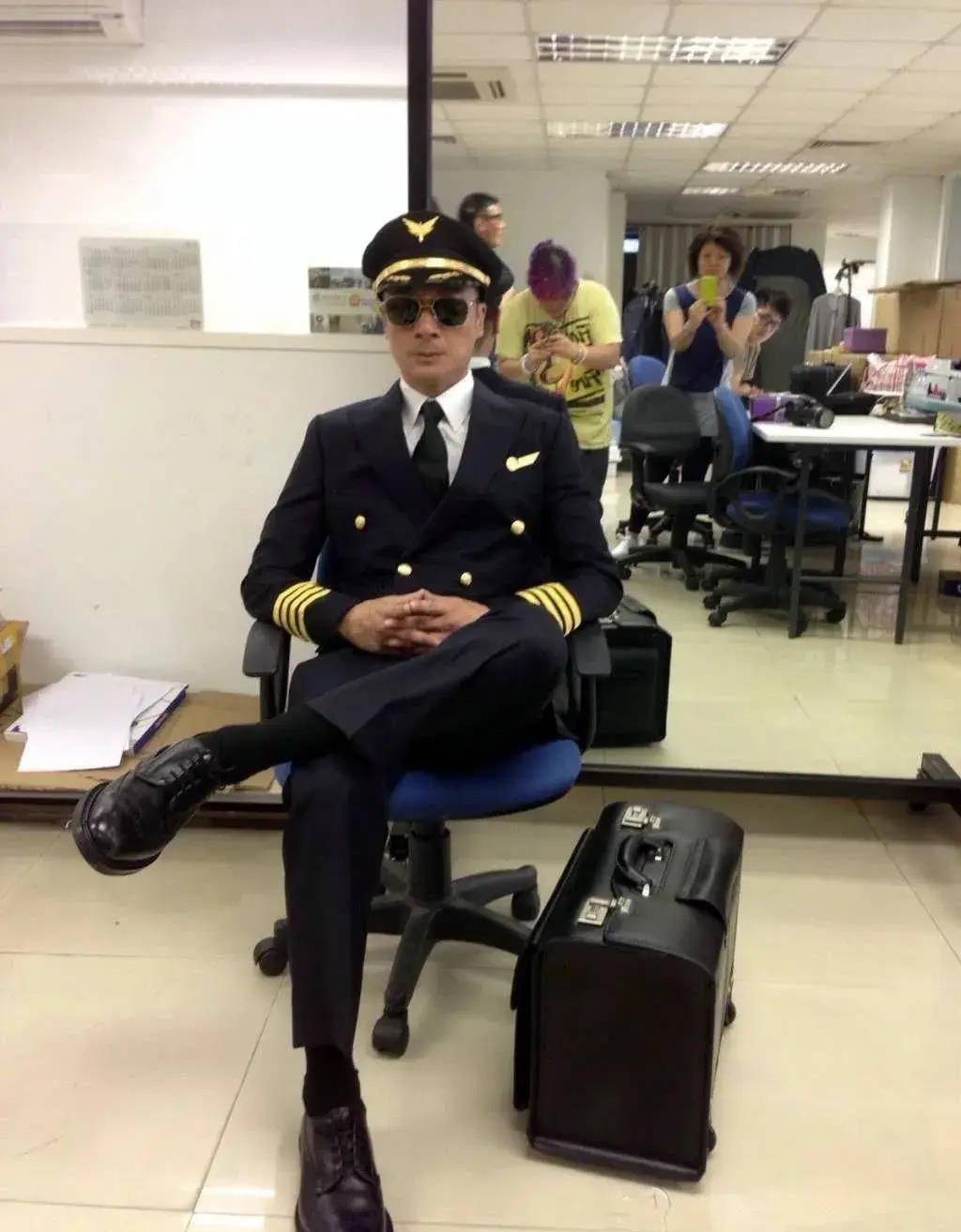 最经典的则是《冲上云霄》里帅气的唐亦琛机长.