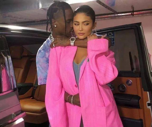 赞,1岁背lv,2岁穿高定,卡戴珊家族最会投胎的是她_stormi_kylie_大牌