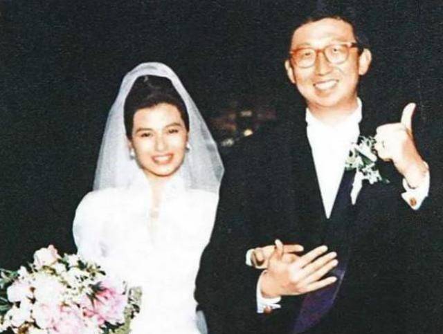 曾拒绝刘德华和成龙的追求,为亡夫守寡至今,60岁仍旧时尚动人_钟楚红
