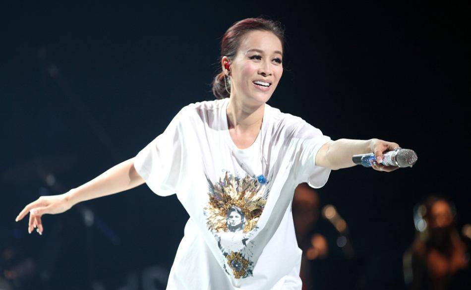 彼时那英正在演唱会激情"假唱"彻底暴露她亿万富婆的身份那英260万