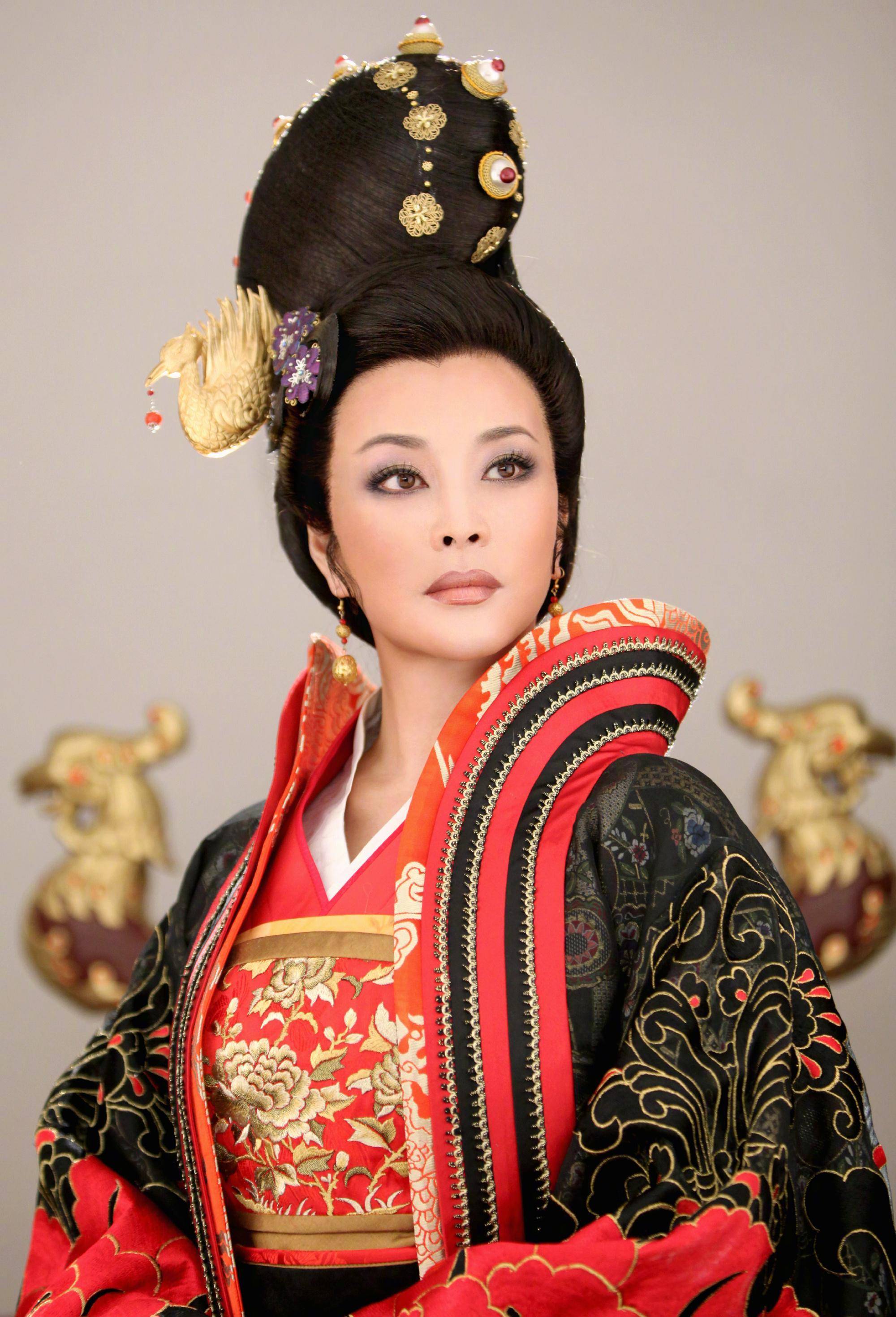 原创宁静绿唇妆吓呆网友多位明星审美奇特刘晓庆似面具娃娃