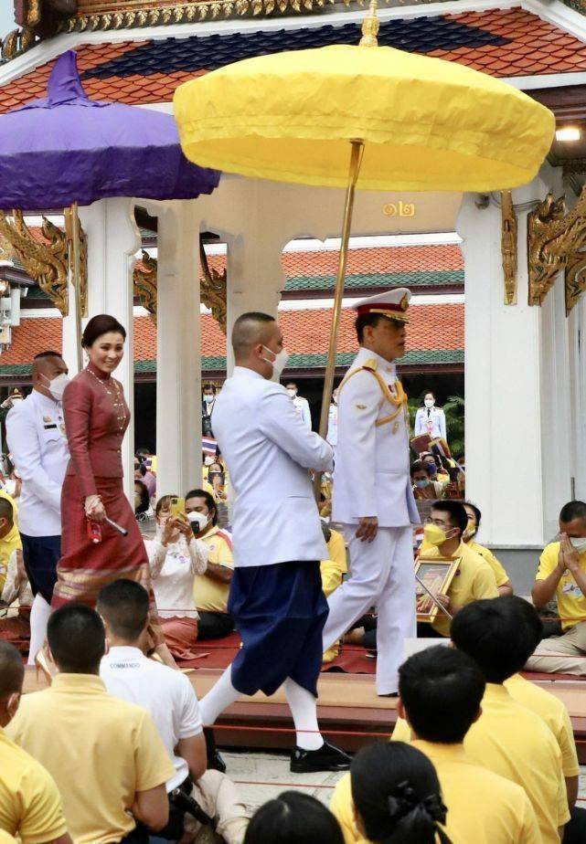 泰国帝后夫妇带两位女儿营业苏提达穿红裙迷倒国王笑容太甜了
