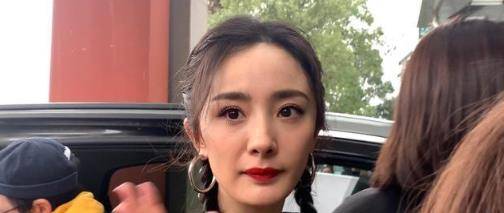 杨幂的年龄感,那颈纹还有嘴边的细纹,看起来也是比较明显的,发际线