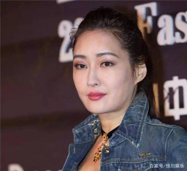 原创她是最性感的李莫愁今52岁仍韵味十足被富豪老公被宠上天