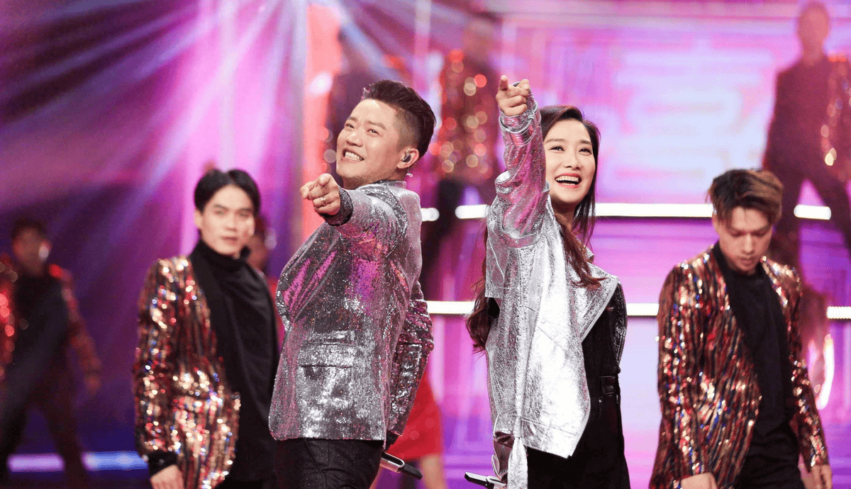 原创事实证明收入永远对半分的凤凰传奇彻底地走上了一条康庄大道