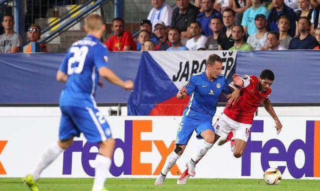 布拉加目前在葡萄牙联赛中表现不俗,以17胜5平5负的战绩稳居第四,但仅